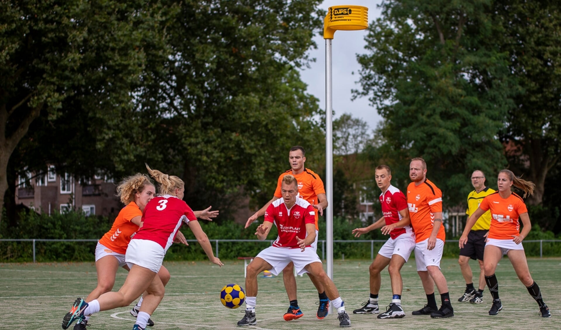 Tessa Visser (3) met de doorloopactie op aangeven van Steven Bakker.