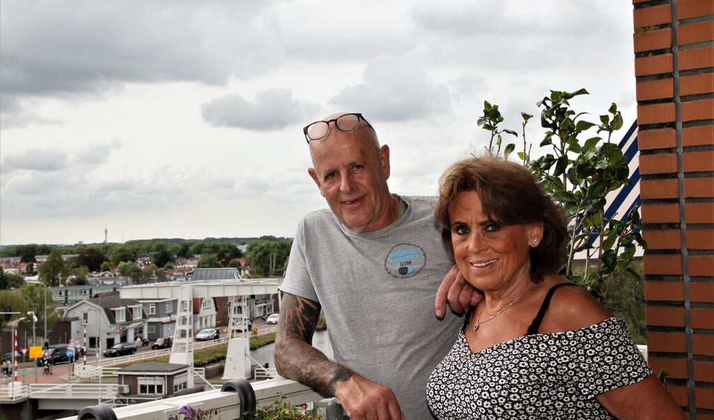 Peter en Christa op hun balkon dat een prachtig uitzicht biedt over de omgeving.