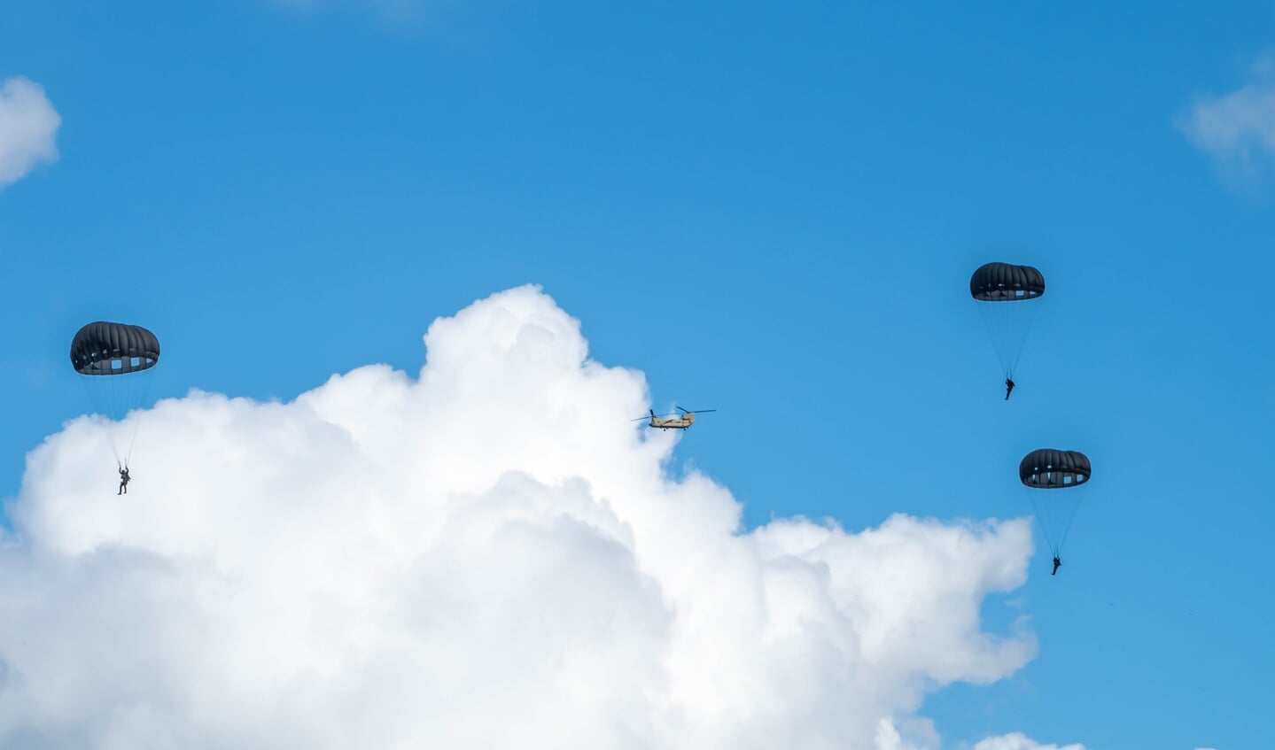 Dit jaar heeft een primeur, er wordt tijdens de oefening voor het eerst geoefend parachutisten die springen uit helikopters met een zogeheten 'static line'. Daarbij zit een lijn vast tussen de parachutist en de helikopter.