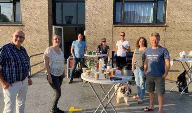 Toren Achterom 1 - 5 heeft buren van het plein Spoorhaag-Achterom uitgenodigd voor een borrel en koffie voor wie daar meer zin in had. Er kwamen zelfs mensen van aan de andere kant van het spoor die vanuit hun woning konden zien dat het gezellig was.
