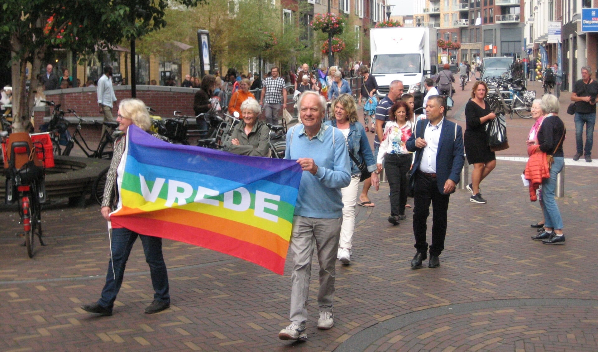 Deelnemers aan de vredesmars van Pax Christi trokken zaterdag door het centrum van Veenendaal.