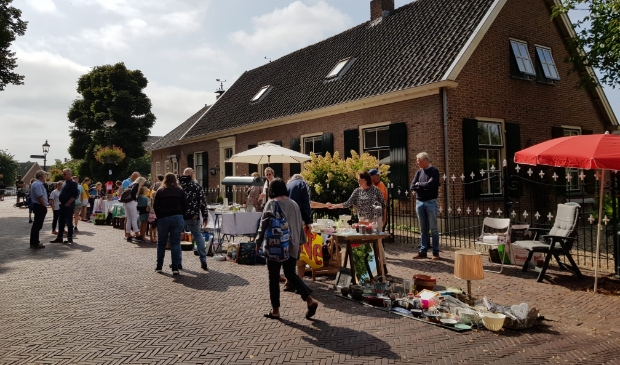 Kleedjesverkoop tijdens de jaarlijkse Stevensmarkt in Werkhoven
