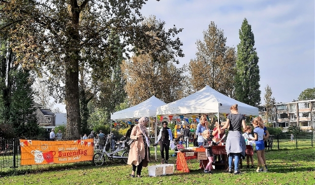 <p><em>Een zonovergoten middag voor de burendag van Wijkvereniging Noord-Oost De Bilt.</em> </p>