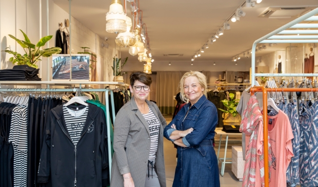 <p>Carla (r) en Wilma in de shop aan de Hoofdstraat 59 in Veenendaal.</p>