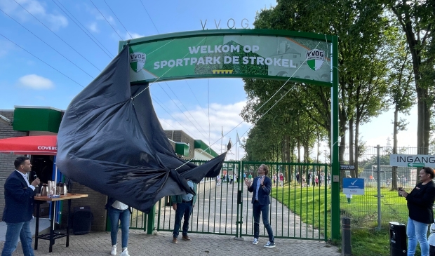 Wethouder Marcel Companjen en erelid Bert Hoeve openden het vernieuwde sportpark.