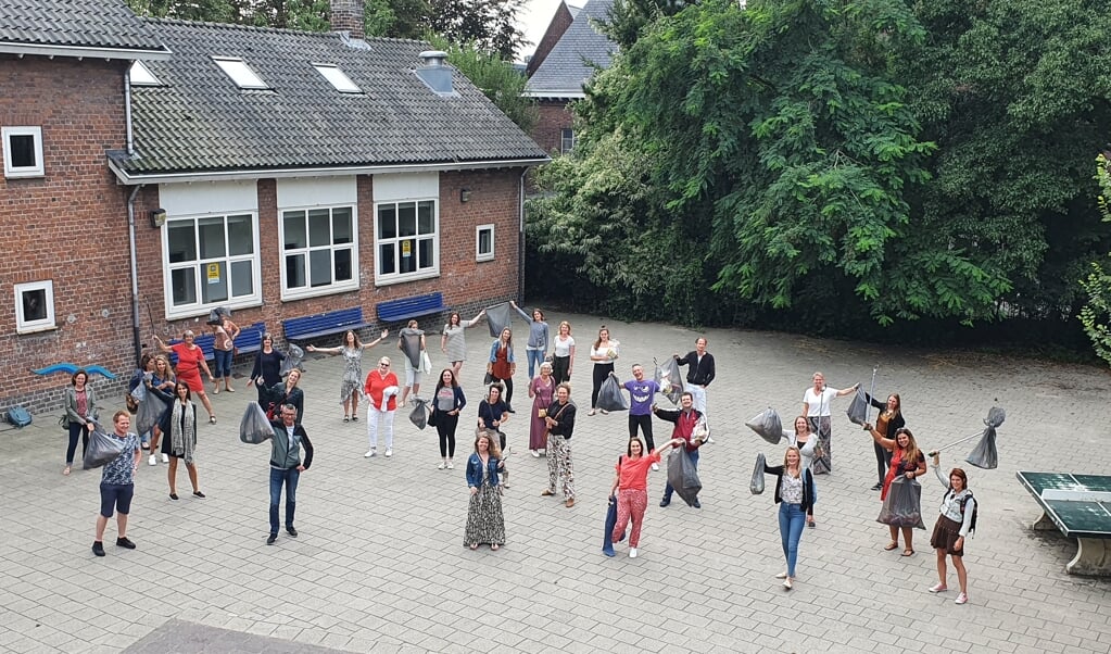 Vorig jaar gingen leerkrachten van OBS Piet Hein tijdens de pauze van de studiedag de buurt in om in het kader van World Cleanup Day zwerfafval op te ruimen.
