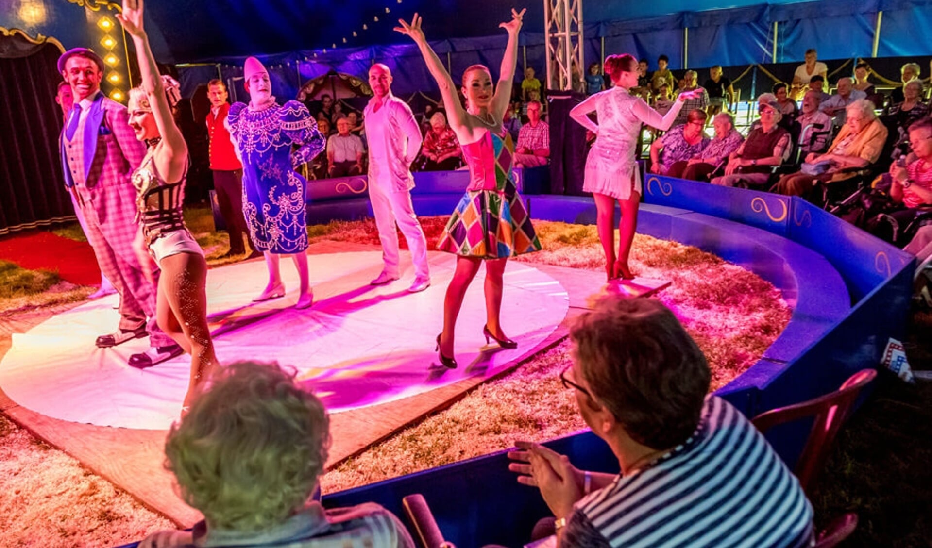 Een bonte stoet aan artiesten zorgt voor een vrolijke voorstelling namens Circus in de Zorg.