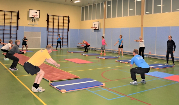 Squad oefening tijdens SneeuwFit-les.