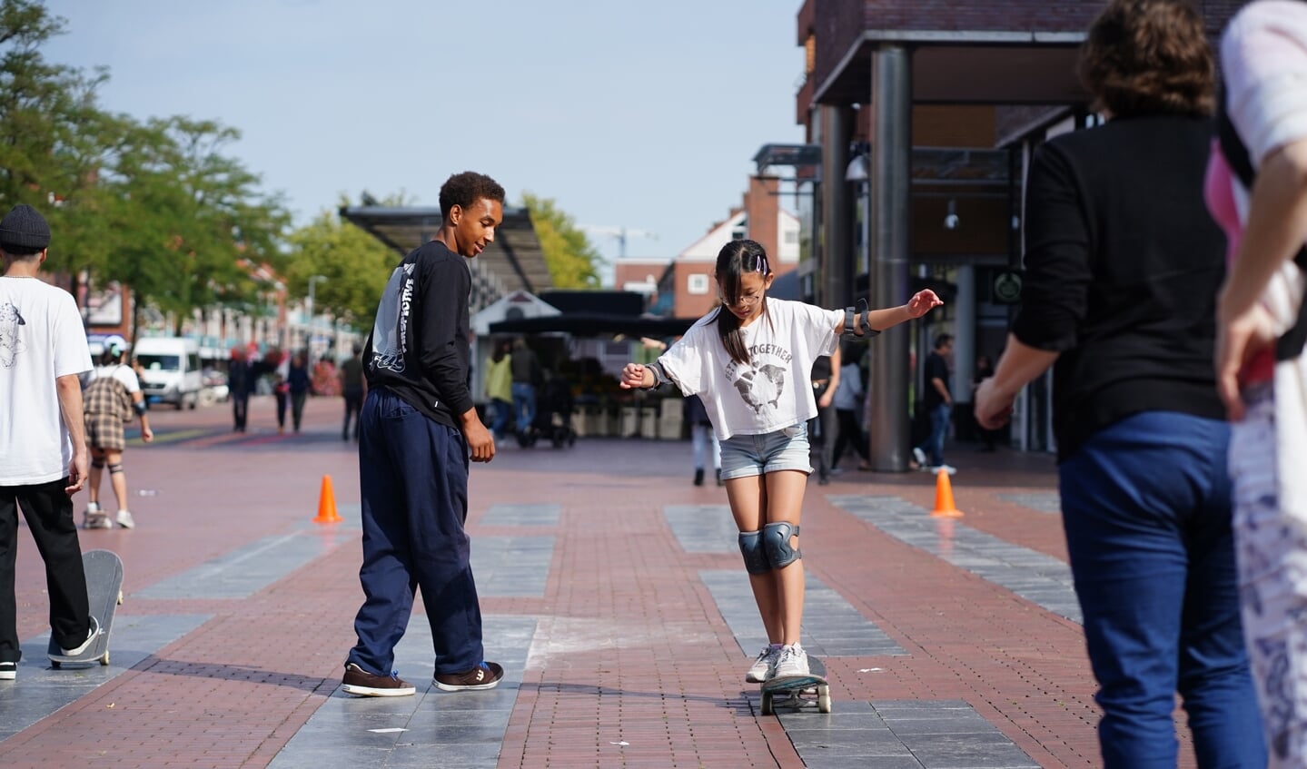 Ook werd er skateboardles gegeven op het plein. 
