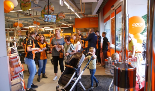 <p>Feestelijke eerste dag vernieuwde Coop Lavendelplein Barneveld.</p>