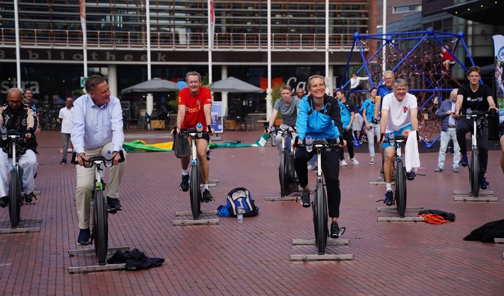 Er werden verschillende spinninglessen gegeven op het Stadsplein. Tijdens de eerste les deden Amstelveense talenten en prominenten mee.