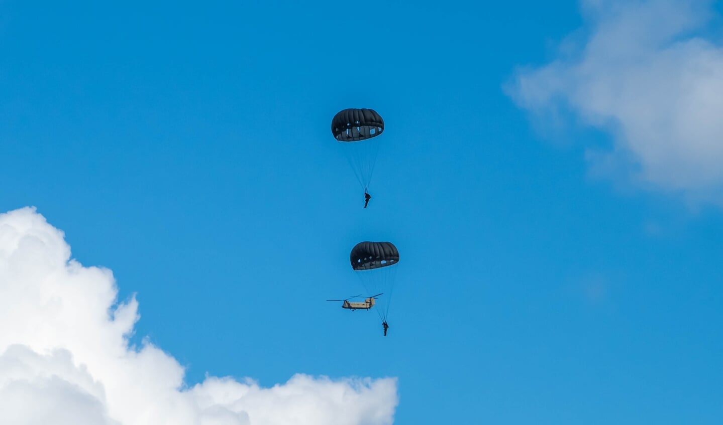 Dit jaar heeft een primeur, er wordt tijdens de oefening voor het eerst geoefend parachutisten die springen uit helikopters met een zogeheten 'static line'. Daarbij zit een lijn vast tussen de parachutist en de helikopter.