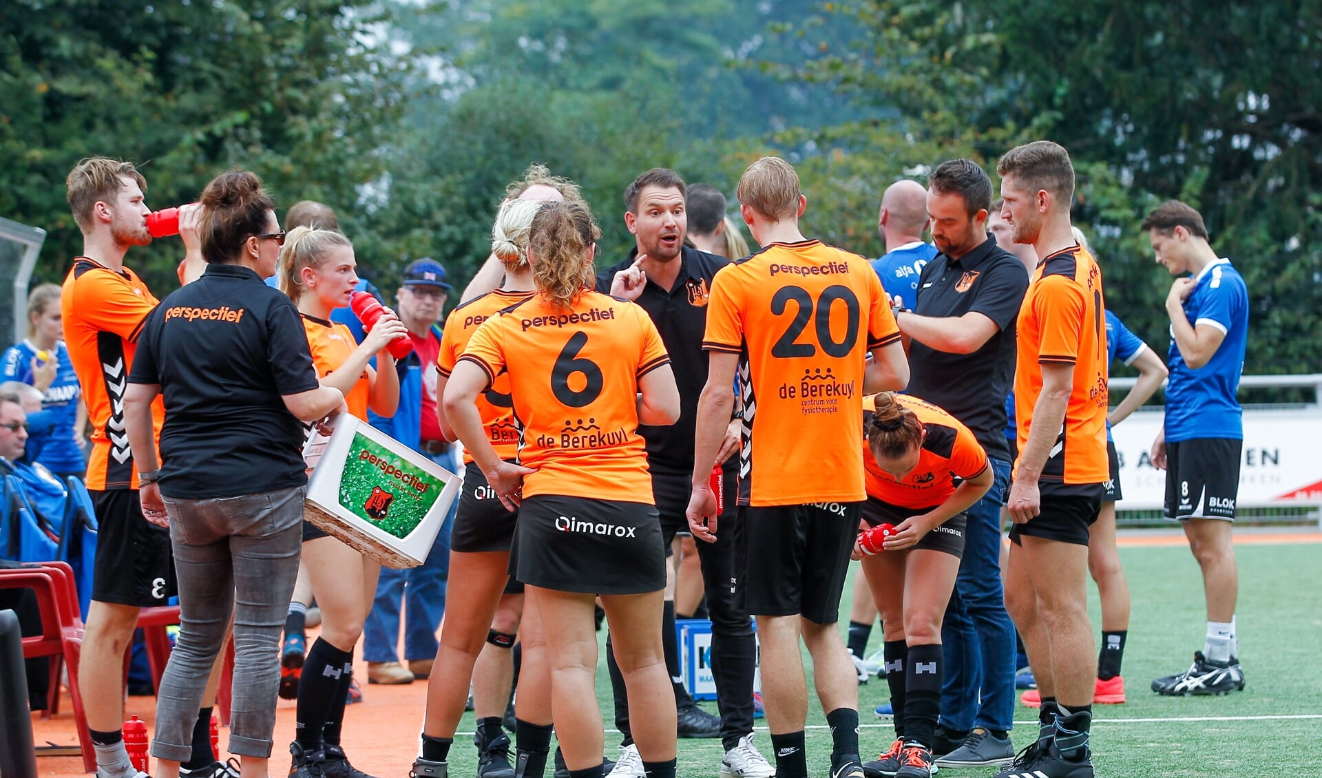 Trainer Marc Houtman (midden) instrueert de spelers van Unitas tijdens een time-out in de wedstrijd tegen Nieuwerkerk. (foto: Jan Hoekstra)