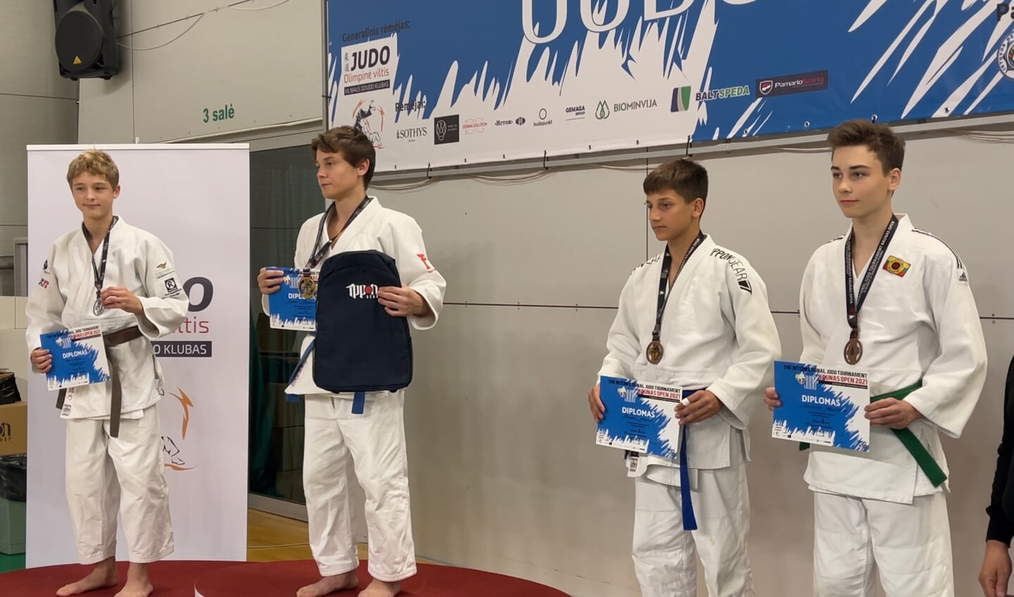 Judoka Inno Loeber, links op de foto, wint zilver bij de Kaunas Open in Litouwen 