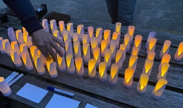<p>Stiltewandeling met lichtjes ter herinnering</p>