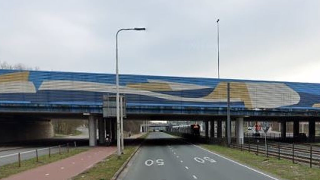 Het A9-viaduct over de Beneluxbaan met links de Ouverture en rechts de Keerpuntweg.