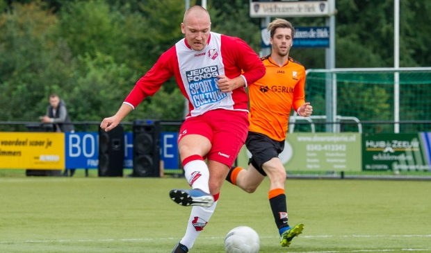 <p>DEV Doorn spits Jelle Staal schiet voor zijn team de openingstreffer binnen </p>