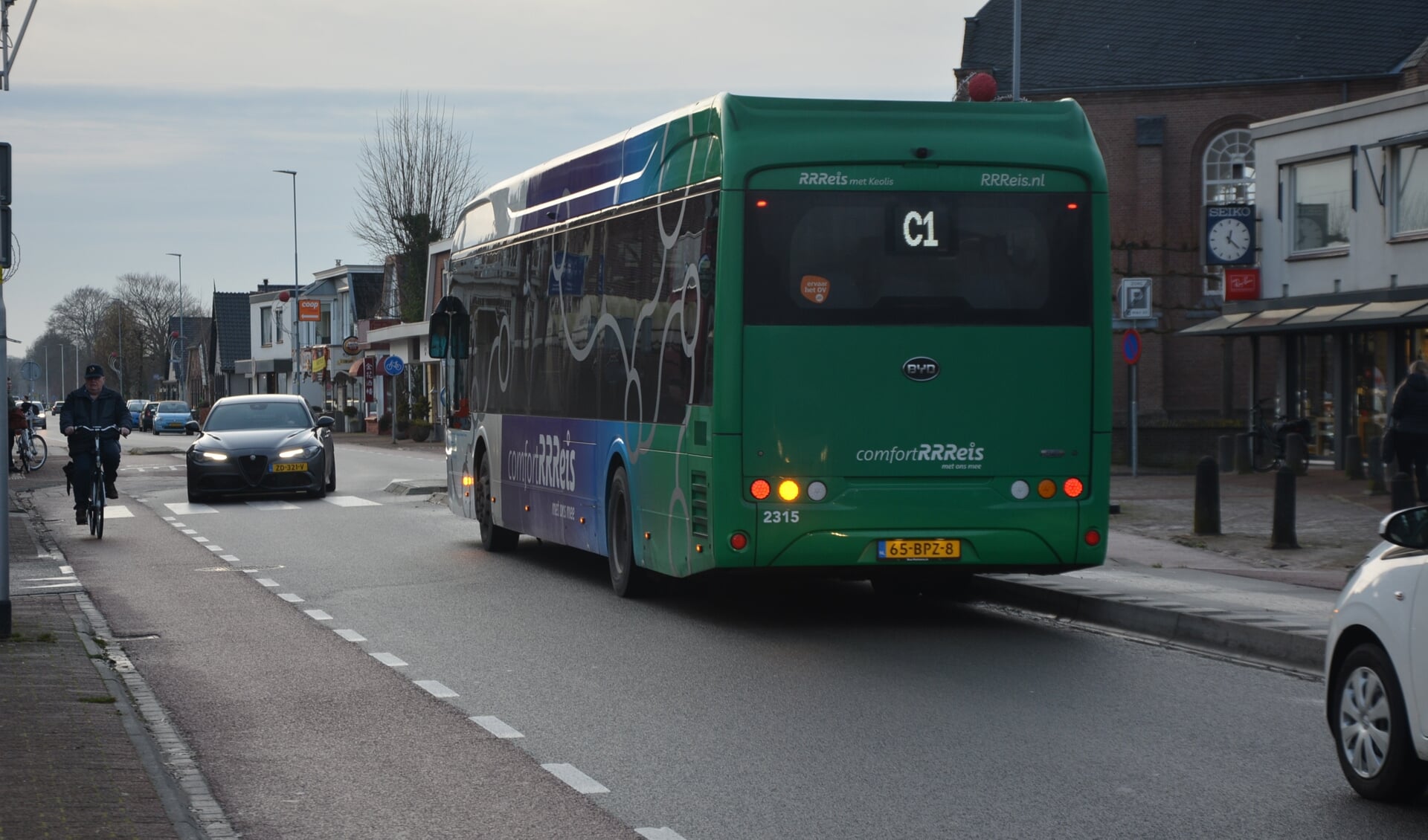Verkeer in het centrum van Oldebroek.