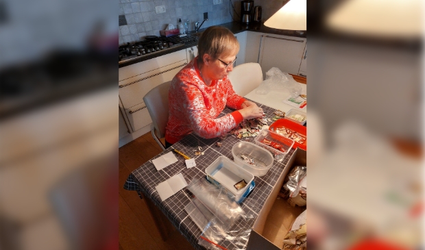<p>Eind 2021 zijn de verzamelboxen geleegd en kon begonnen worden aan het urenlange tel- en sorteerwerk </p>