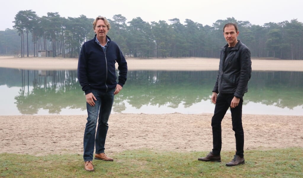 Eric Pardon (links) en Ron Emmerink bij het Henschotermeer. ,,Door de plannen ontstaat enorme verstening en drukte, terwijl op ons park natuurbeleving, privacy en rust kernwaarden zijn.”