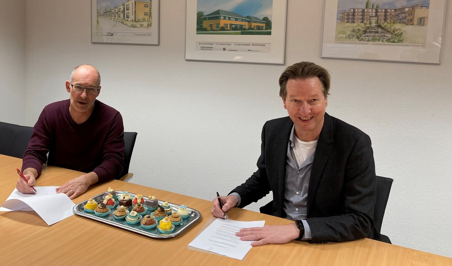 Op gepaste afstand tekenen Jan Wim Franken (r) en Johan van Buren de overeenkomst.