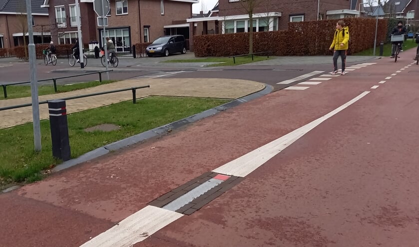 Neergeklapte fietspaaltjes op het fietspad van de Vellerseweg. Lokaal Belang en het CDA hebben bij het college aangekaart dat automobilisten geregeld van de situatie misbruik maken. 