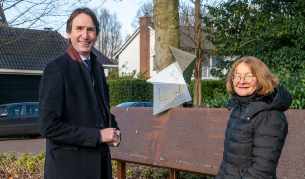 Wethouder Herbert Raat en initiatiefnemer Linda Dekhuijzen bij het herdenkingsmonument
‘Nooit meer teruggekomen’ waar de namen ingegraveerd staan van de 166 Amstelveense
Joodse oorlogsslachtoffers.