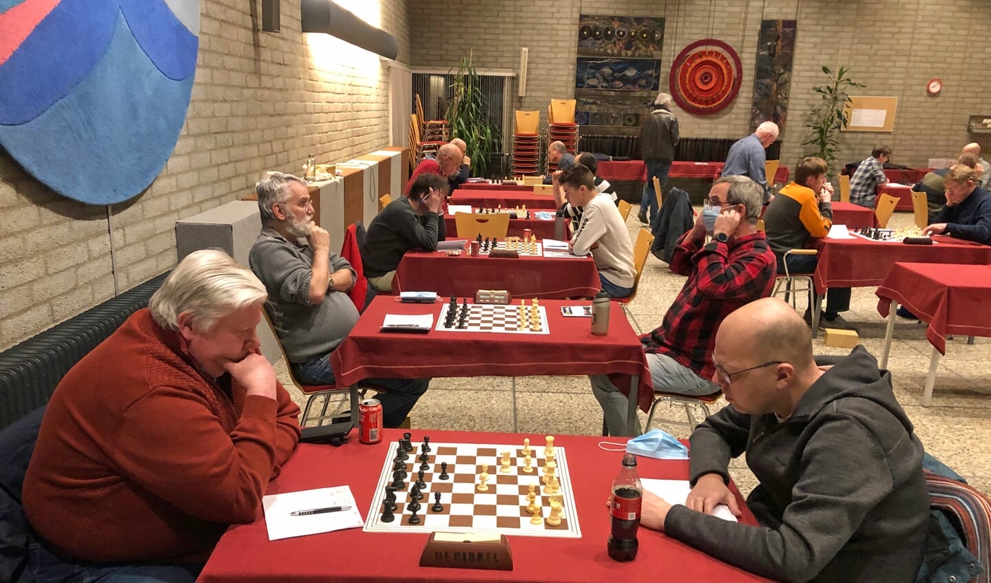 Robin Enneman en Gijsbert Nagel (rechts) genieten van hun schaakpartij
