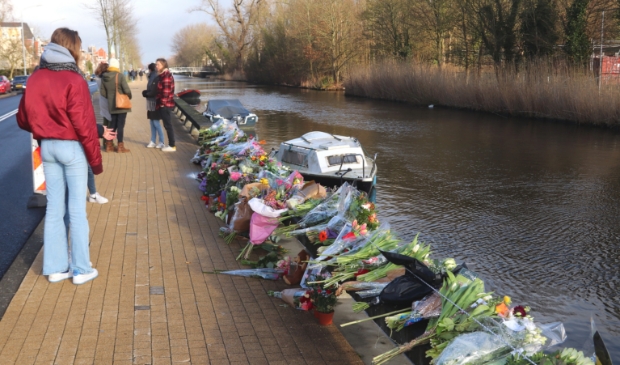<p>Op de plek aan de Leidsevaart waar het lichaam van de 17-jarige Sam Hooftman is gevonden is afgelopen weekend een groot aantal bloemen neergelegd.&nbsp;</p>