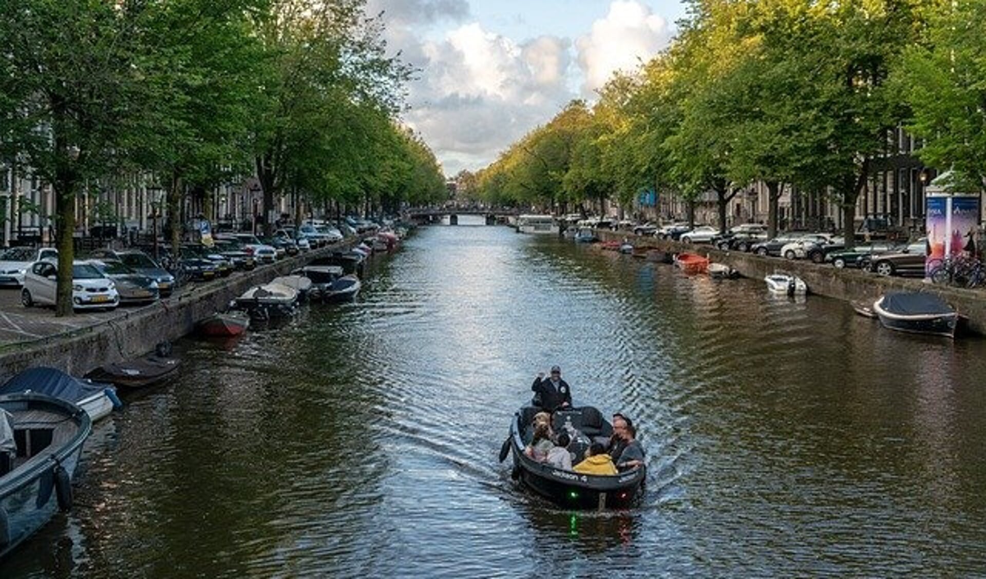 Sinds dit jaar is een doorvaartvignet verplicht in Amsterdamse binnenwateren.
