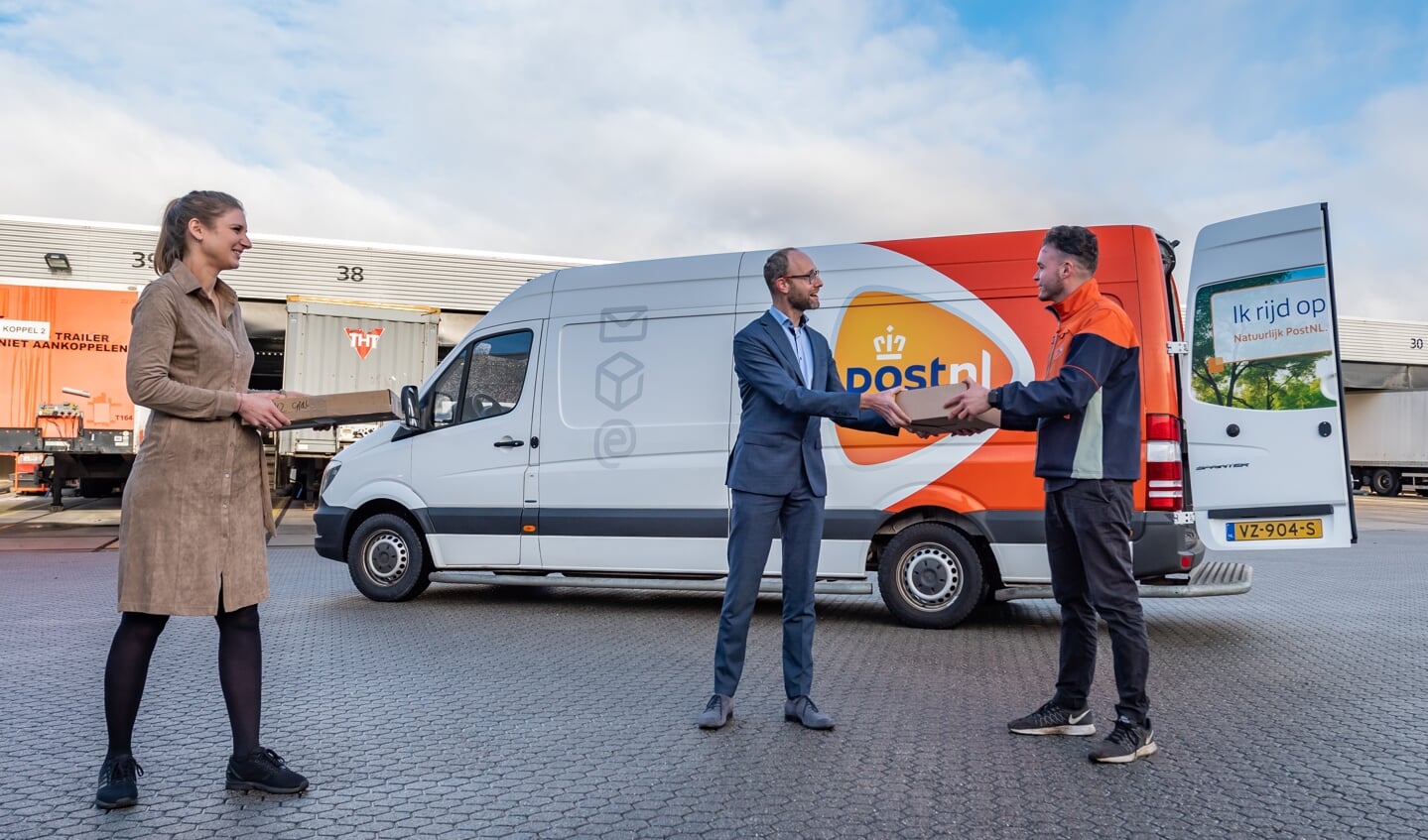 Wethouder Liesa van Aalst (links) en haar Baarnse collega André van Roshum gaven vrijdag bij PostNL in Amersfoort het startsein.
