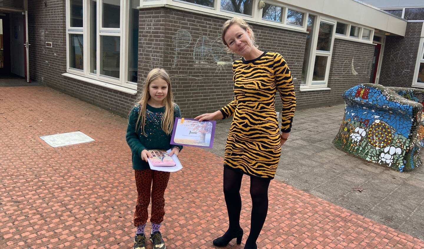 June ontving uit handen van juryvoorzitter Ody Neisingh de oorkonde en een juryrapport.