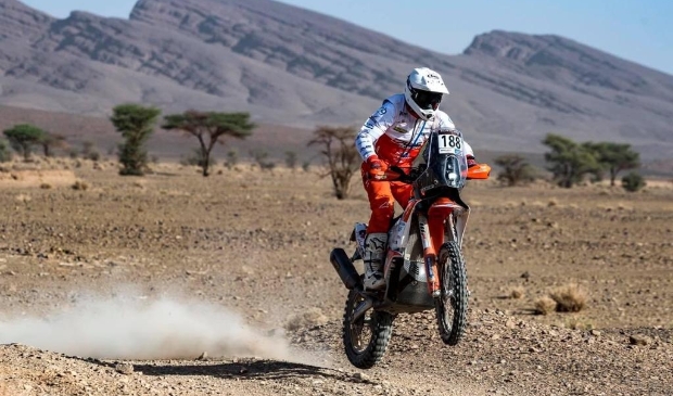 <p>Harskamper Wiljan van Wikselaar lijkt zijn grote doel, de finish van de Dakar Rally, te gaan halen.</p>
