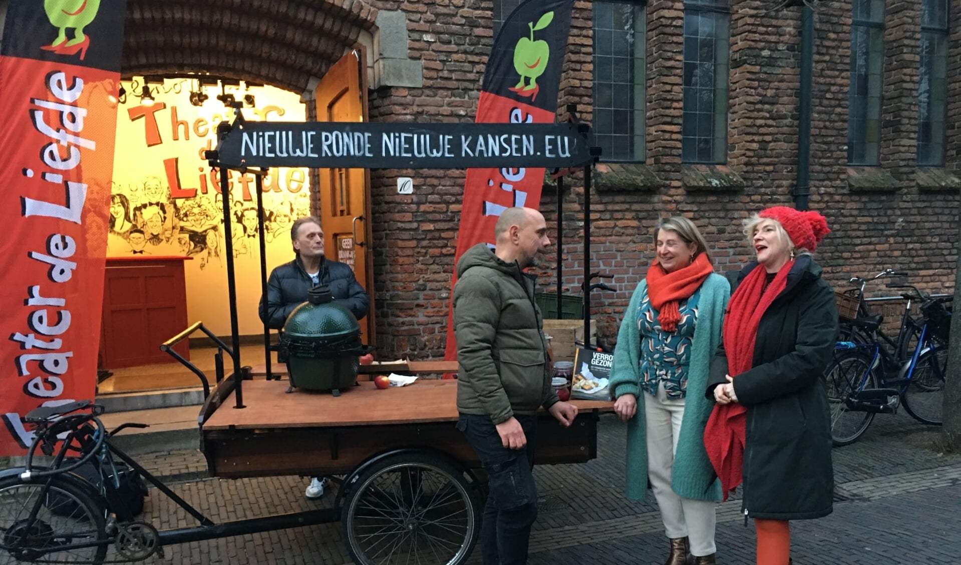 Christian Weij spreekt met eigenaren van Theater de Liefde in Haarlem