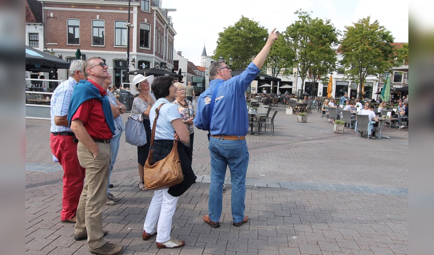Gildegids met groep wandelaars