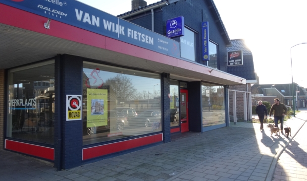 <p>Het zal niet lang duren of het voormalige pand van Van Wijk Fietsen gaat ook tegen de vlakte.</p>