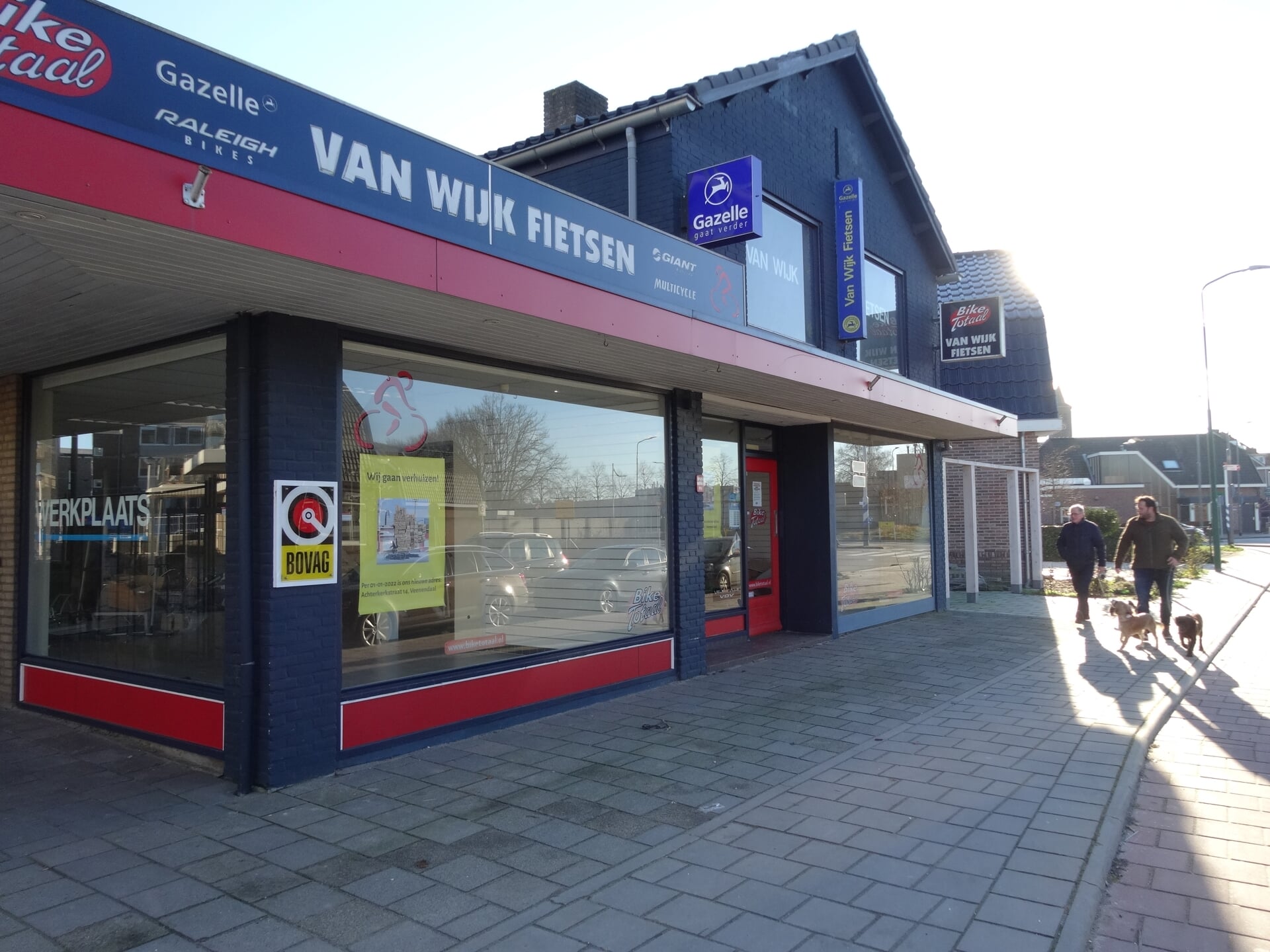 Het zal niet lang duren of het voormalige pand van Van Wijk Fietsen gaat ook tegen de vlakte.