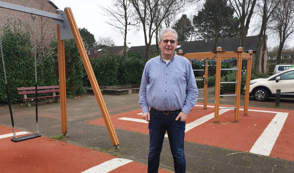 Gert van Ewijk op de speelplaats voor zijn huis in Brugakker.