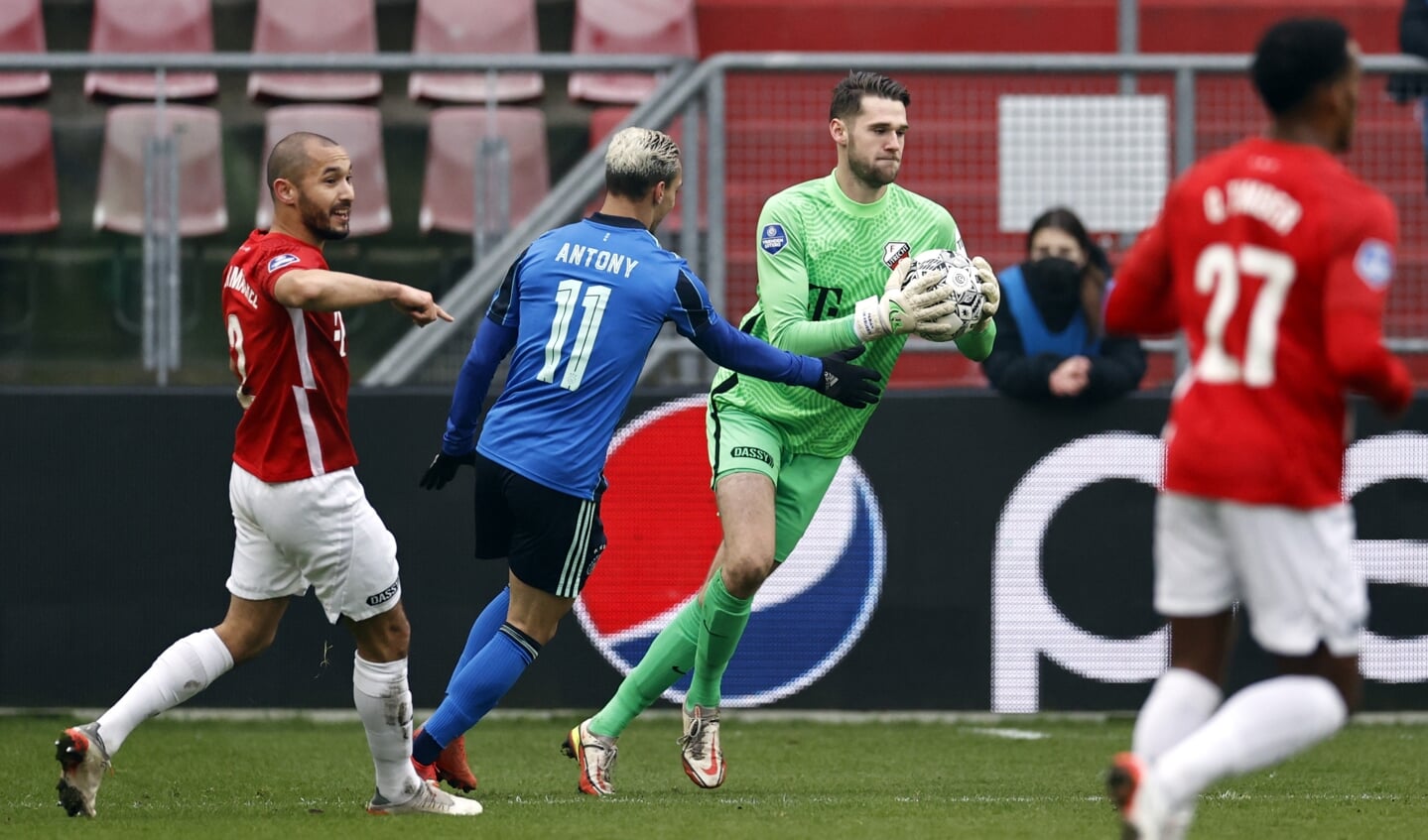 Fabian de Keijzer heeft de bal in het duel tegen Ajax waarin hij debuteerde voor FC Utrecht.