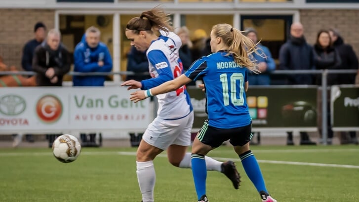 Ilse van der Zanden in actie namens DTS in de bekerwedstrijd tegen Ajax. 