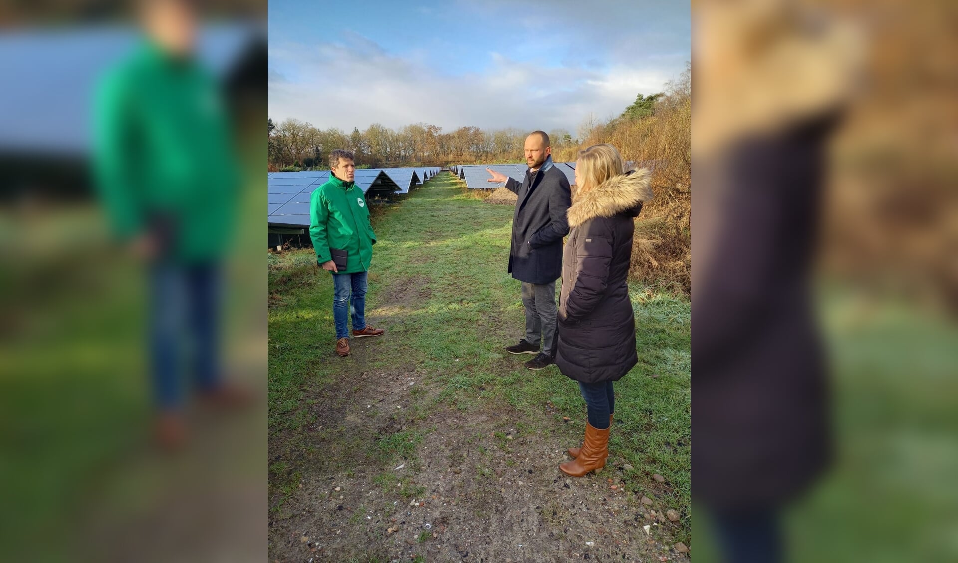 Auke en Maaijke van Elten laten het veld met zonnepanelen aan lijsttrekker Wim van de Koot zien.