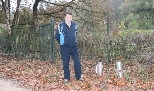 <p>Mattheus Kieft maakt zich zorgen over de vervuilde grond in Krachtighuizen.</p>