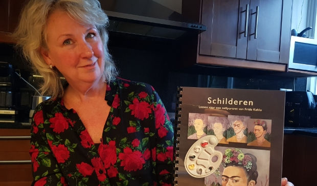 <p>Rienkje Samshuijzen neemt je stap voor stap mee in het zelfportret van Frida Kahlo.</p>
