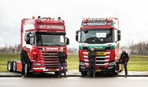 Fotobijschrift v.l.n.r.: Willem de Koning met de drie nieuwe eigenaren van zowel W.P. de Koning BV als G. Vlastuin Transport: Jaap Vlastuin, Gijsbert Vlastuin en Kasper Vlastuin.