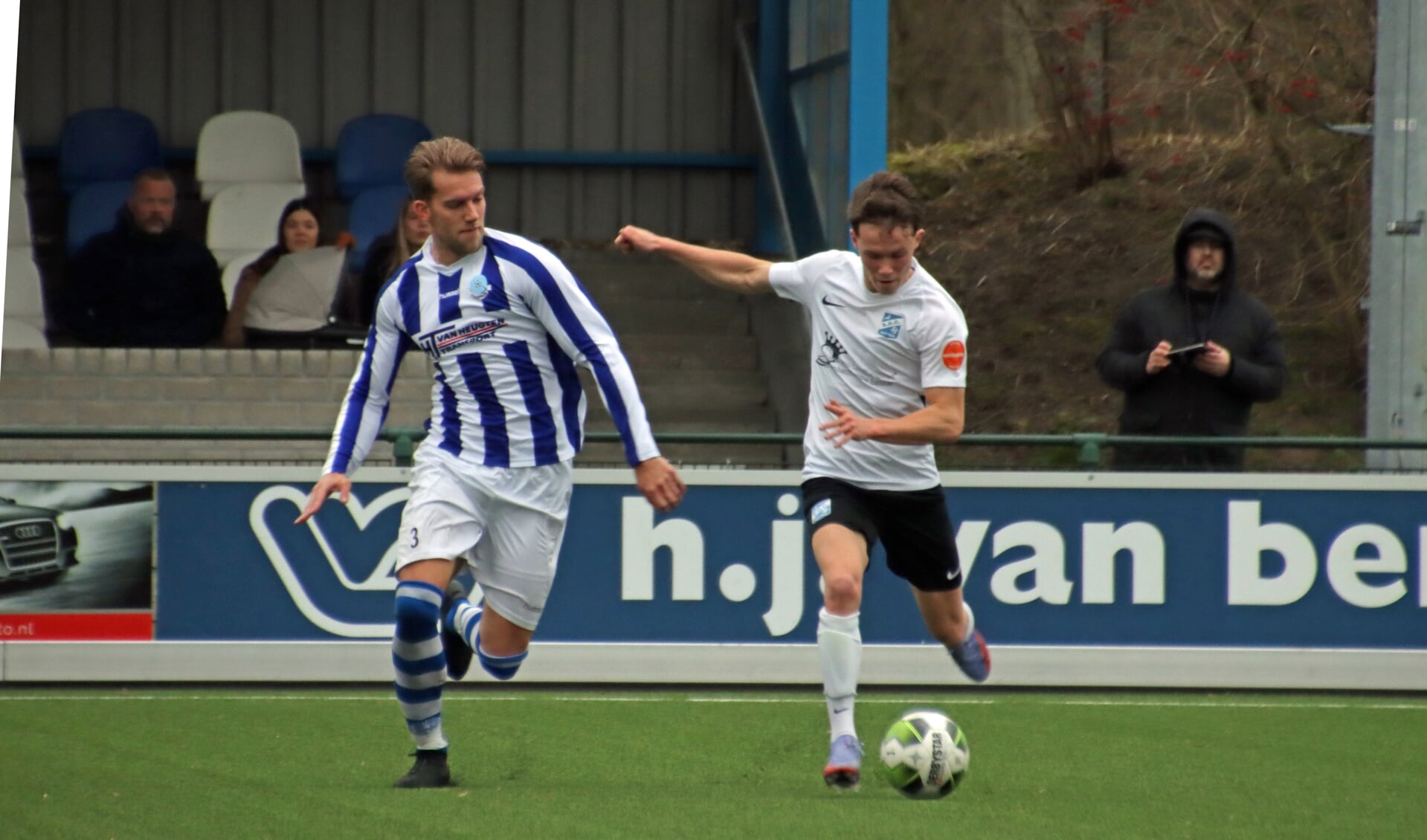 SDC-Putten aanvaller Armando van Breda, aan de bal, scoorde een doelpunt en kreeg een penalty mee tegen Scherpenzeel.  