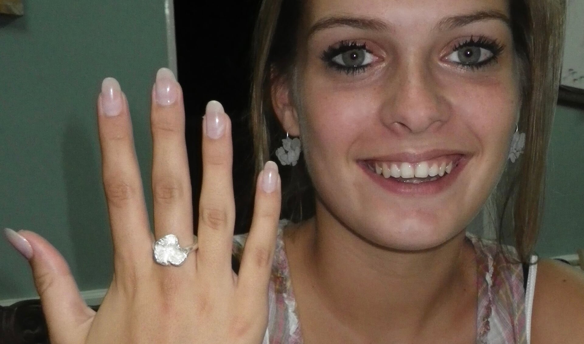 Cursiste is heel blij met haar zelfgemaakte ring.