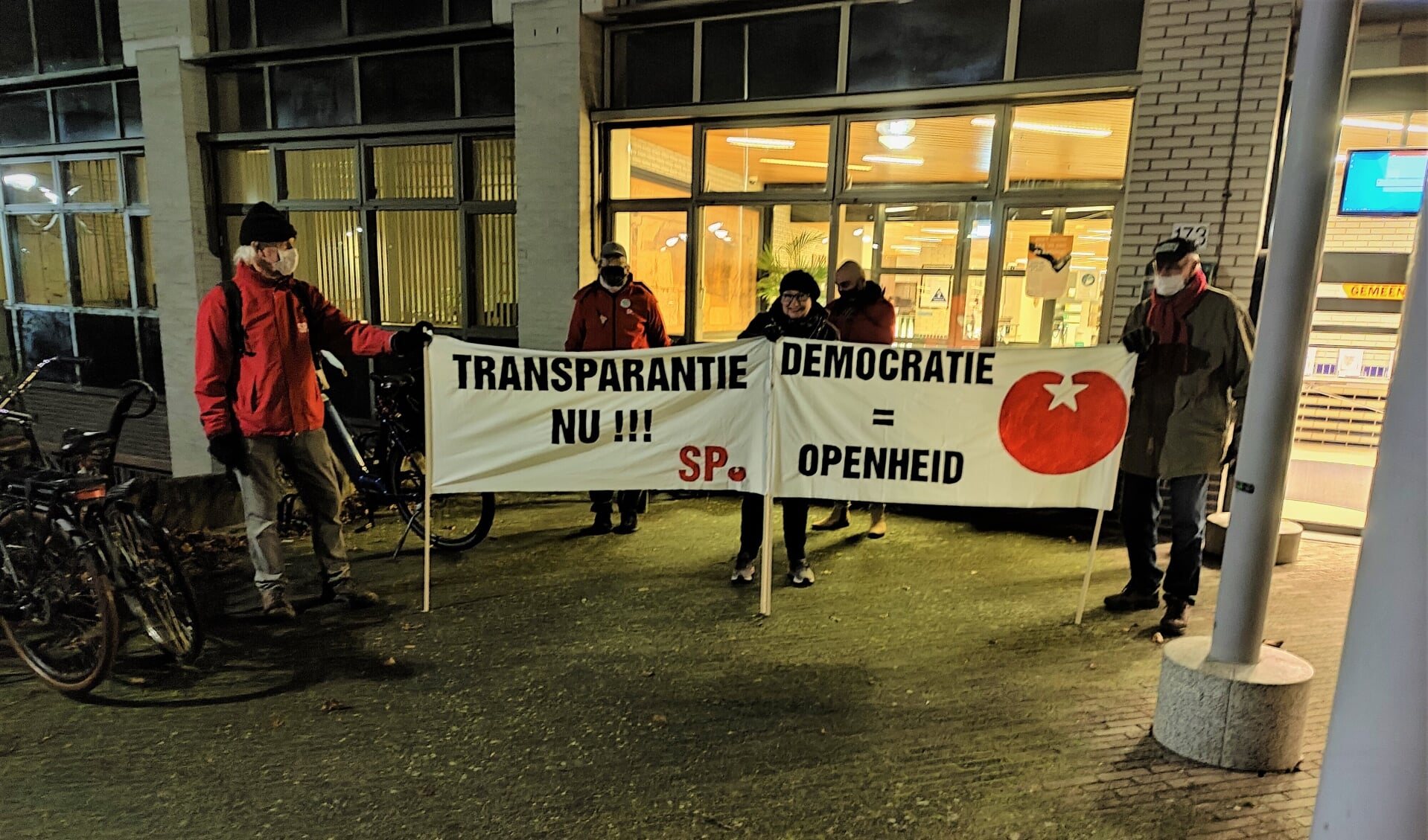 SP leden met spandoeken voor het gemeentehuis in Bilthoven