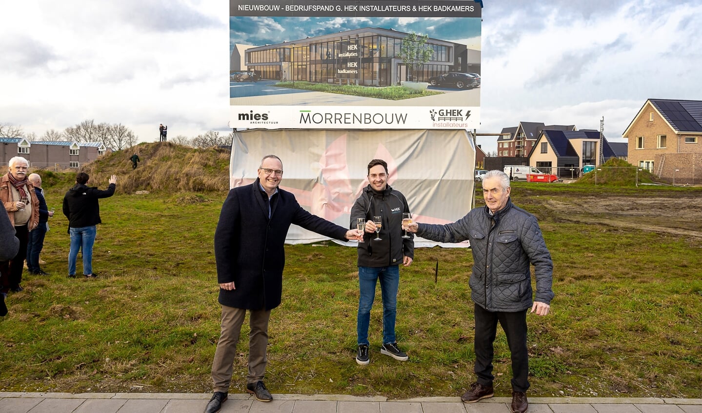 Wethouder Pieter de Kruif proost met Robert en Gerrit Hek na de onthulling van het bord