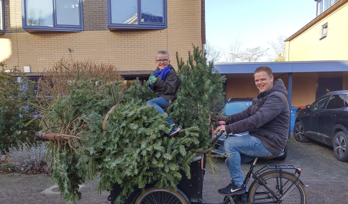 Tim Floor samen met papa op stap om de kerstbomen uit de wijk op te halen