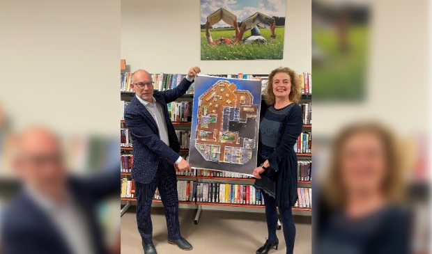 Roxanne van Acker en Johan van Buren tonen de Artist Impression
van de nieuwe ‘huiskamer van het dorp’.